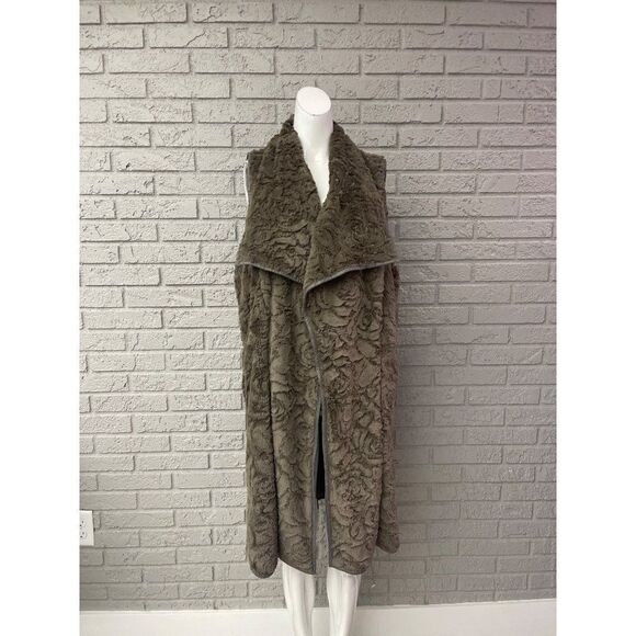 Altar’d State Faux Fur Longline Rose Pattern Vest Size L - Picture 1 of 10